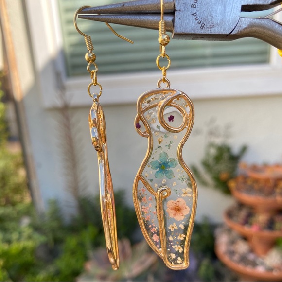 Gold Silhouette Earrings ✨ - Picture 2 of 3